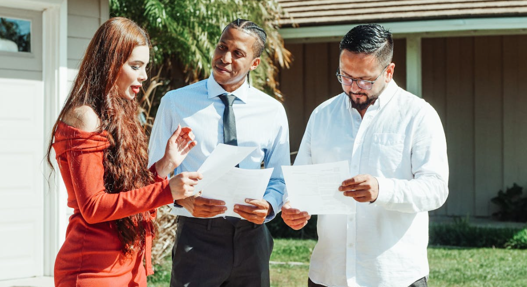 High-End Sales Executive (Tech, Real Estate, Finance)