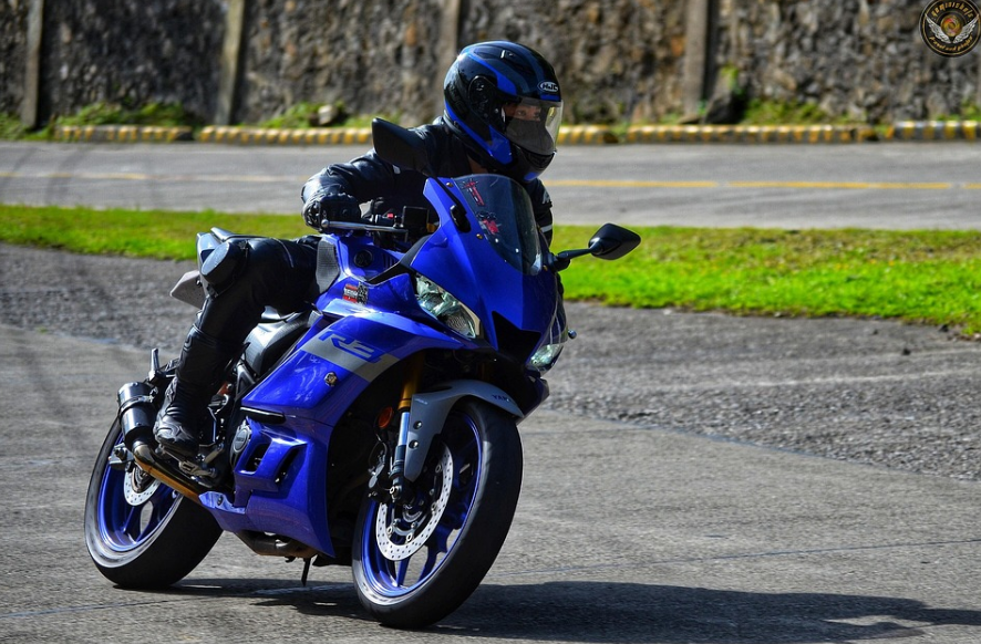 What happens to motorcyclists in crosswinds on windy days