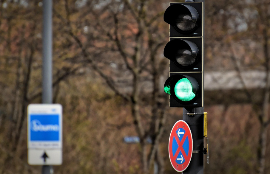 Which Color Follows the Green Signal at a Puffin Crossing