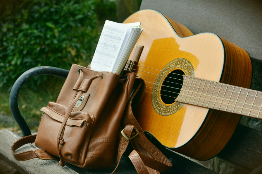 How does the Blog Band Thorn-Magazine Site engage its audience