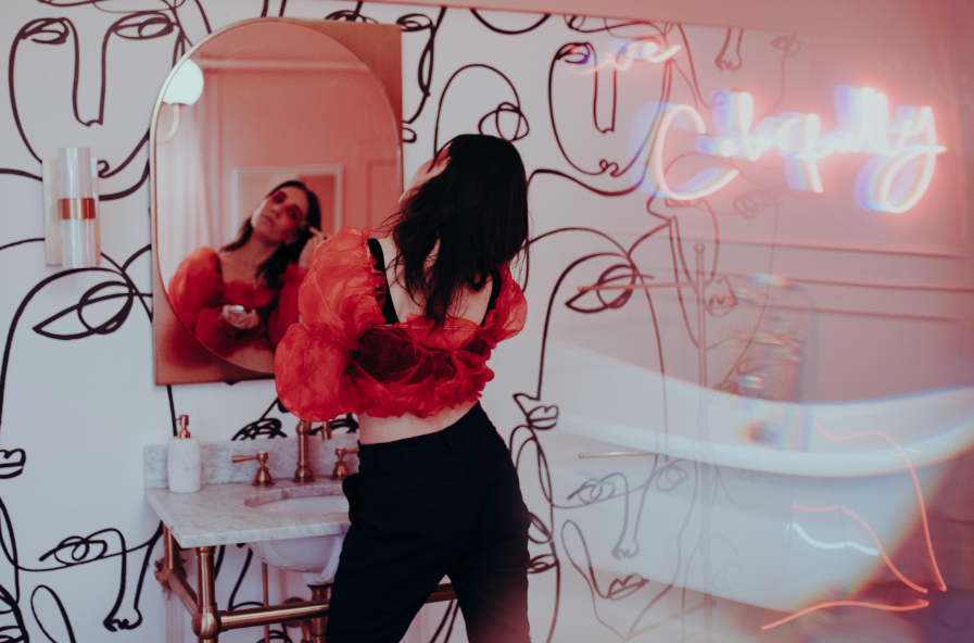 How did Amyleighmcfadyen build her career as a social media influencer