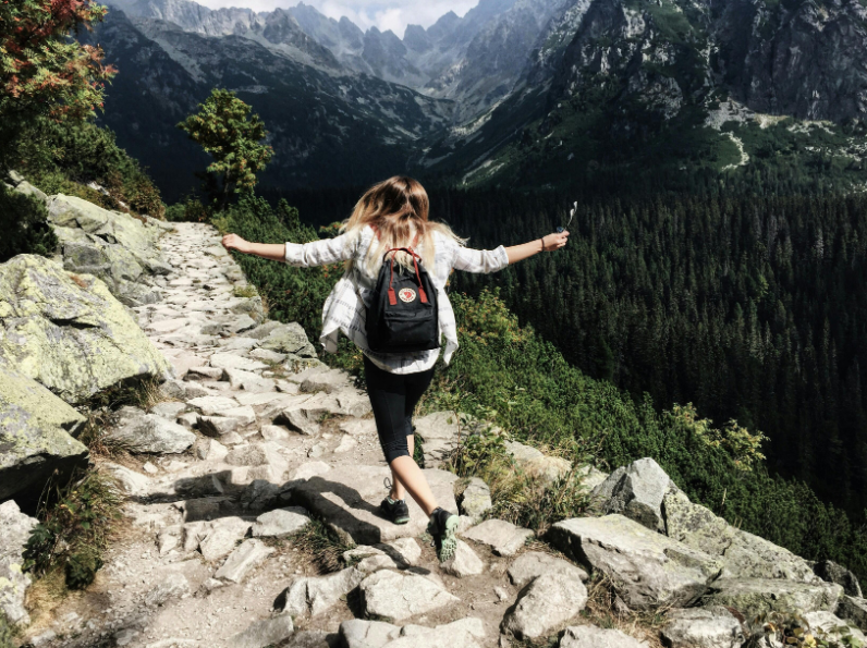 What does Amyleighmcfadyen’s travel and lifestyle look like